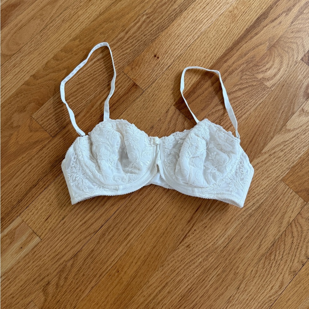 Vintage off white lace underwire bra gorgeous